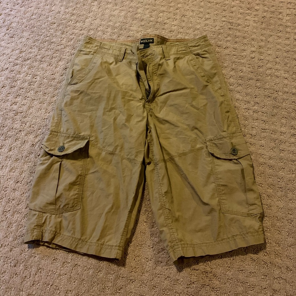 Men’s khaki cargo shorts